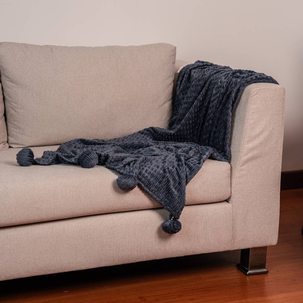 COBIJA ESSENTIALS CANALES POMPOM AZUL SIESTA