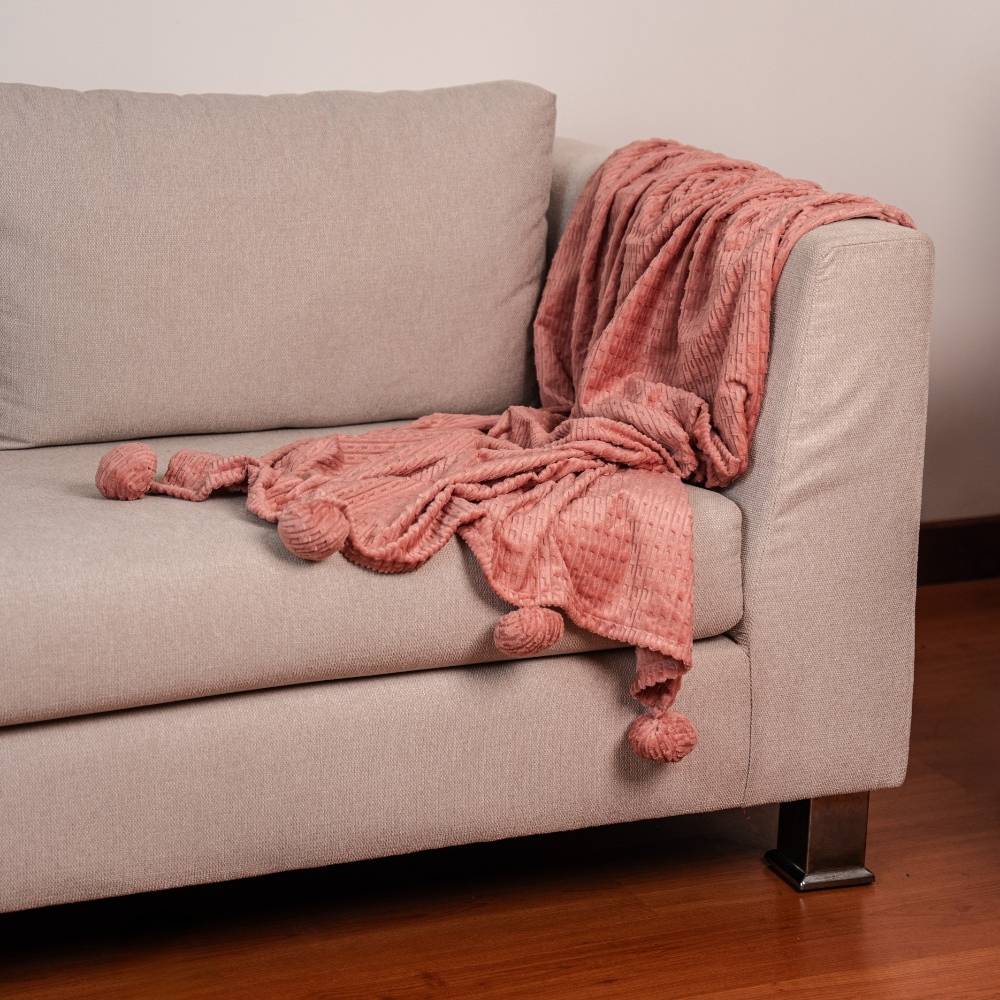 COBIJA ESSENTIALS CANALES POMPOM ROSA SIESTA